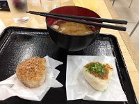 今朝は珍しく和食でした。豚汁におにぎりセット