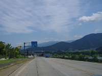 飯山市を目指して長い坂を下ります