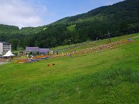 横には、子供の遊園地！