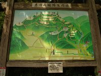 山城なのです。石垣はありませんよ。