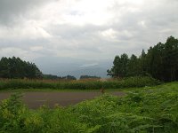笹ヶ峰の幟；微かに野尻湖が・・・ここを滑って下りたら気持ち良いでしょうね