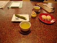 着きました。お茶請けに自家製の漬物・・・初めてです。