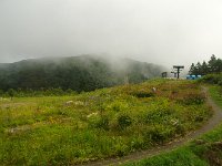雲の切れ間の山頂部
