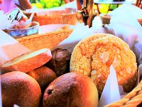 ランチは湖沿いの自家製パンを・・・