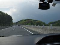 右から嫌な予感の黒雲