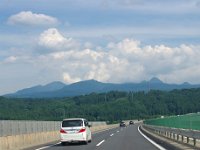 左彼方に、不思議な山容；赤城山