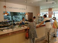 食堂でランチを