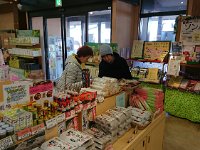 御婦人方は、どこへ行っても好きですね！買い物？！