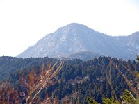 未だ雪深い山頂部