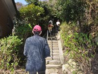 長い階段を登って