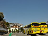 観光バスや自家用車が一杯！