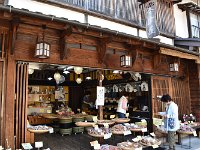 お煎餅屋・・・試食して、おやつを求めました