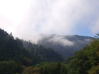 上は青空のようですが、外界はまだ烟っています。