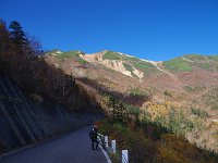 もう直ぐ、畳平・・・周りはすっかり落葉ですよ！