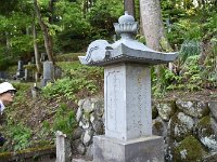 あまり整備されていない墓地？の斜面にありました