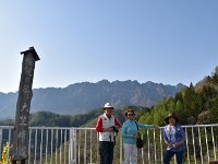 奇岩戸隠をバックに