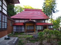 屋根はトタン張りの不思議な建物