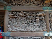 塔供養図ー序品ー（金子 光清作） 今、仏が眉間の白毫の光を放たれたのは真実の世界を私共に知らせて下さる前触れに違いない。今こそみんなで一心に手を合わせて待ちましょう。 仏は、必ず御法の雨を私どもの上に降らして、修行を積む者の心を満足させてくれるであろう。