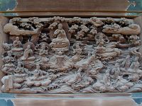 竜女成仏図ー堤婆達多品ー（山本 一芳作） 時に、龍王の娘は、智慧の宝珠をいだいていた。その価値たるや、三千大世界にも匹敵するものであった。それを今、仏に献上する。仏は、この龍女の献げた宝珠を受けたもうた。