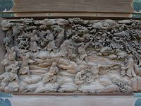 常不軽菩薩受難図ー常不軽菩薩品ー（小林 直光作） 一人の比丘を、大勢の人がよってたかって棒切れで打ち据えたり、或は瓦や石を投げつけたりした。するとこの比丘は遠くの方へ逃げ走って、そこで又今度は大声を張り上げて「貴方がたはみんな仏様になられる方々なのだ。だから私は、貴方がたをいやしめ軽んずる事は出来ない」と言った。 この比丘はいつでもどこでも、この言葉を大声に呼ぶので、世間の人はこの比丘に常不軽という名前をつけた。