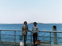 自由の女神像をバックに