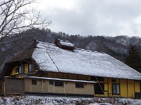 茅葺屋根に雪・・・絵になりますね