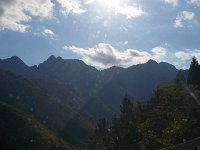 間近の両神山