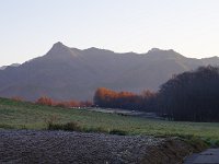 朝日を受ける男山と天狗山