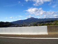 雄大にみえる子持山