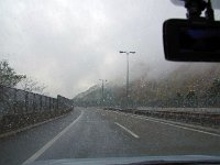 トンネルを抜けると雨だった