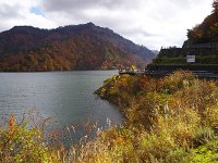 満々と水を溜めて