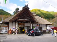 大内宿を思わせる湯野上駅です