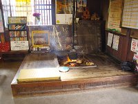 駅舎の中の庵・・・暖かそう