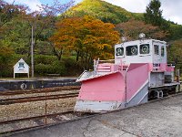 可愛い除雪車が雪を待機