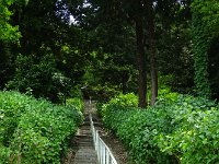 上は祖霊舎？　ここも急な階段