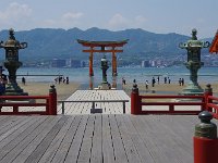 高舞台越しに