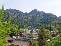 弥山を遠望・・・風が抜ける涼しい堂内