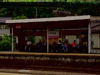 参道の突き当りにある駅舎