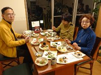 風呂にも入らず、夕食！
