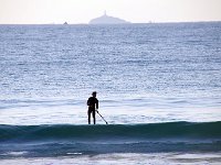荒海とサーファー