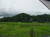 布引観音へ向かいます。高速から見える崖の景色