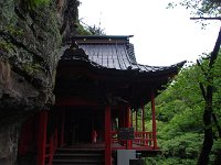 岩穴にスッポリ