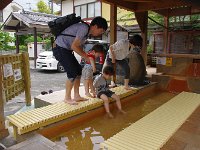 足湯を楽しむ