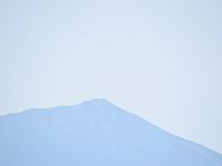 山頂測候所の屋根が輝いています