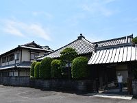 裏門、駐車場とお墓