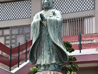 一寸、面白い顔立ちですね