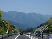 深い山の中を走る「中部横断自動車道」・・・出来立てのホヤホヤ