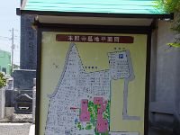 墓地の多きこと、又墓石も新しい