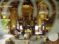 質素な内陣
