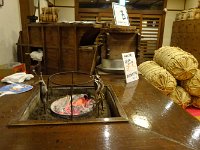 夕食の焼き魚を焼いてます